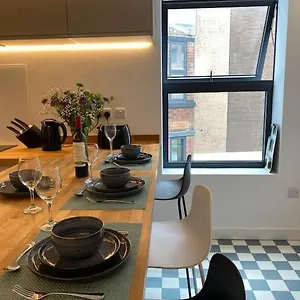 Contemporary Centre 3 Bedroom Apartment Sheffield