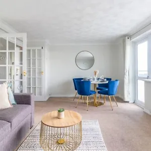Trendy Sea View 2 Bedroom Sleeps 6 - Free Parking Apartment Bournemouth